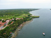 Fortim e o rio Jaguaribe, visto a&eacute;reo