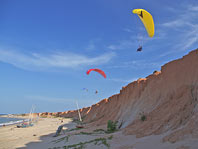 Parapente na praia de Canoa Quebrada