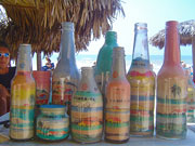 Artisanat &agrave; Majorl&acirc;ndia : bouteilles de sable color&eacute;