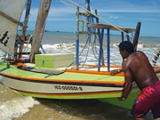 Praia de Quixaba : pescador sainda com sua jangada